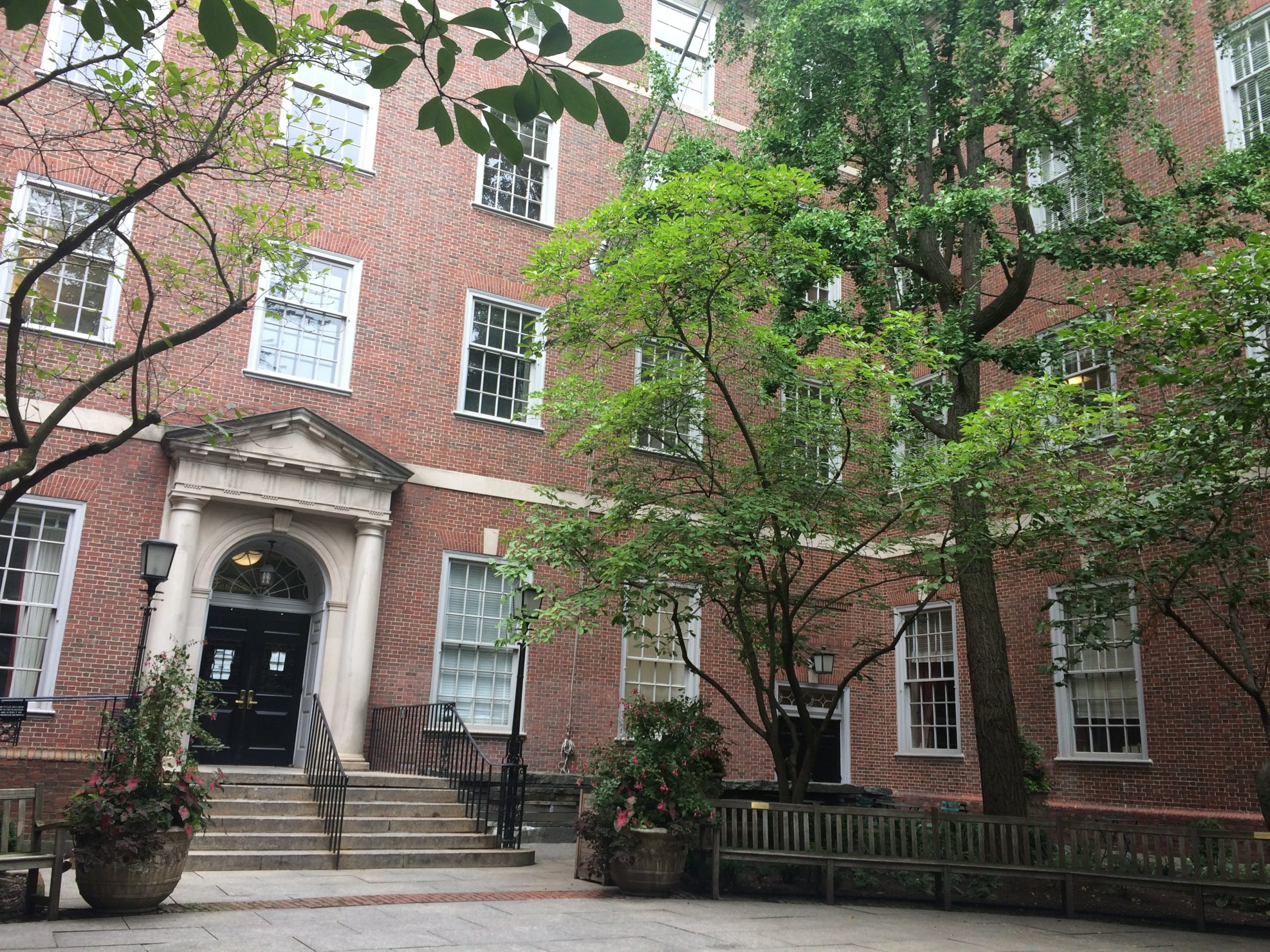 2025年の全米で授業料が高いトップ２５ロイター通信によると、南カリフォルニア大学は米国で最も学費が高い。