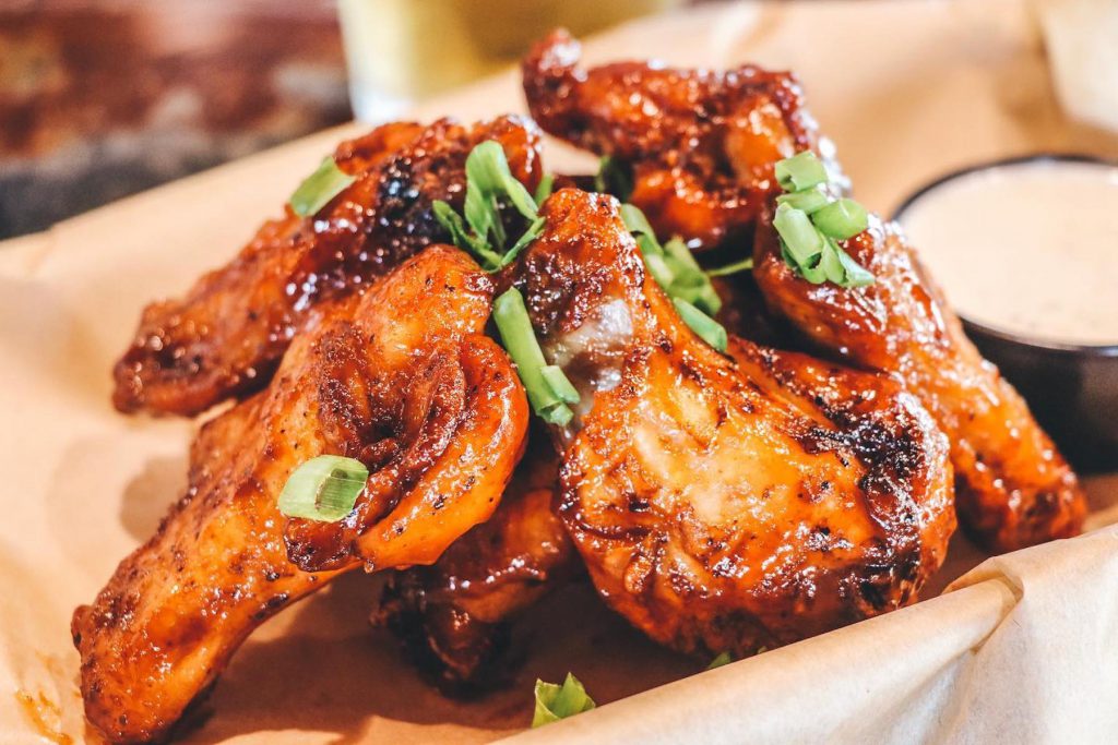 TEX 808 BBQ＆BREWSは、有名なFallofftheBone TEXAS BBQと、ワイキキへの新しいメニューを提供し